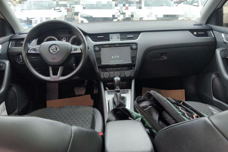 Used Skoda Octavia 2018 1.6L Automatic Luxury Edition Center Console