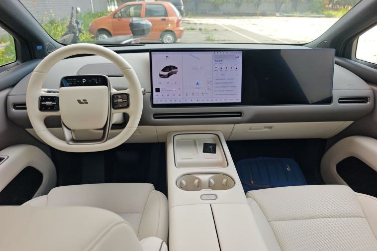 Used Li Auto i6 2025 Model Two-Wheel-Drive Standard Type Center Console