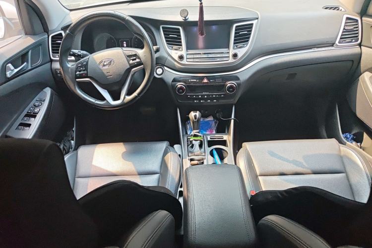 Used Hyundai Tucson 2015 1.6T Dual-Clutch Two-Wheel-Drive Smart Model Center Console