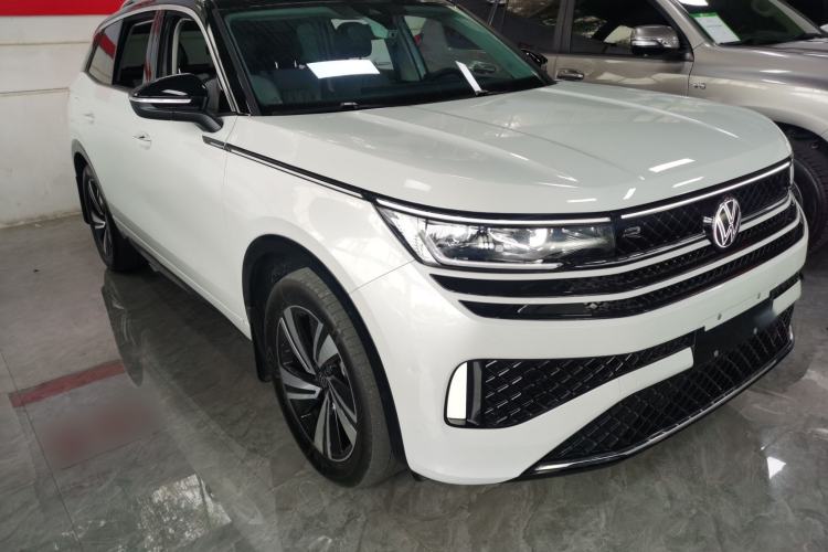 Used Volkswagen Tavendor 2024 380TSI All-Wheel-Drive R-Line Cruise Premium Edition Front Right 45 Deg