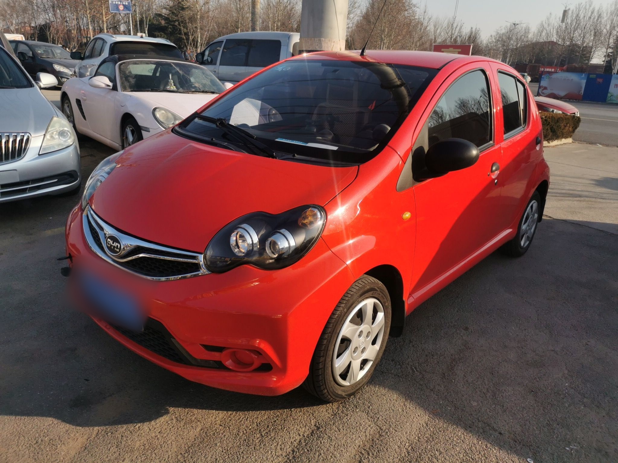 Под передней частью автомобиля