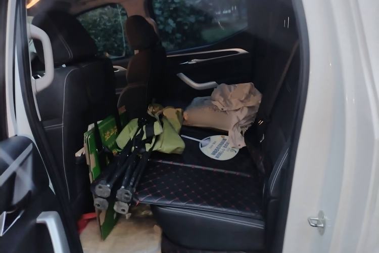 Used SAIC MAXUS T70 2021 2.0T Facelift Diesel Manual Two-Wheel Drive Entry-Level Version with Long Bed and High Ground Clearance
