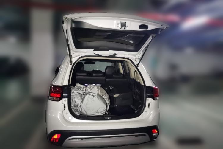 Used Mitsubishi Outlander 2019 2.0L Two-Wheel Drive Comfort Edition 7-Seater China VI Standard Trunk