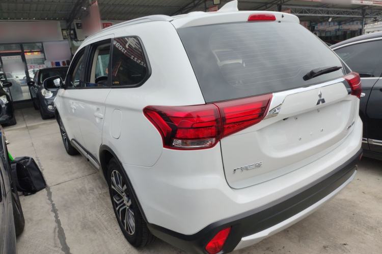 Used Mitsubishi Outlander 2018 2.0L Two-Wheel-Drive Jiale Edition 7-Seater
