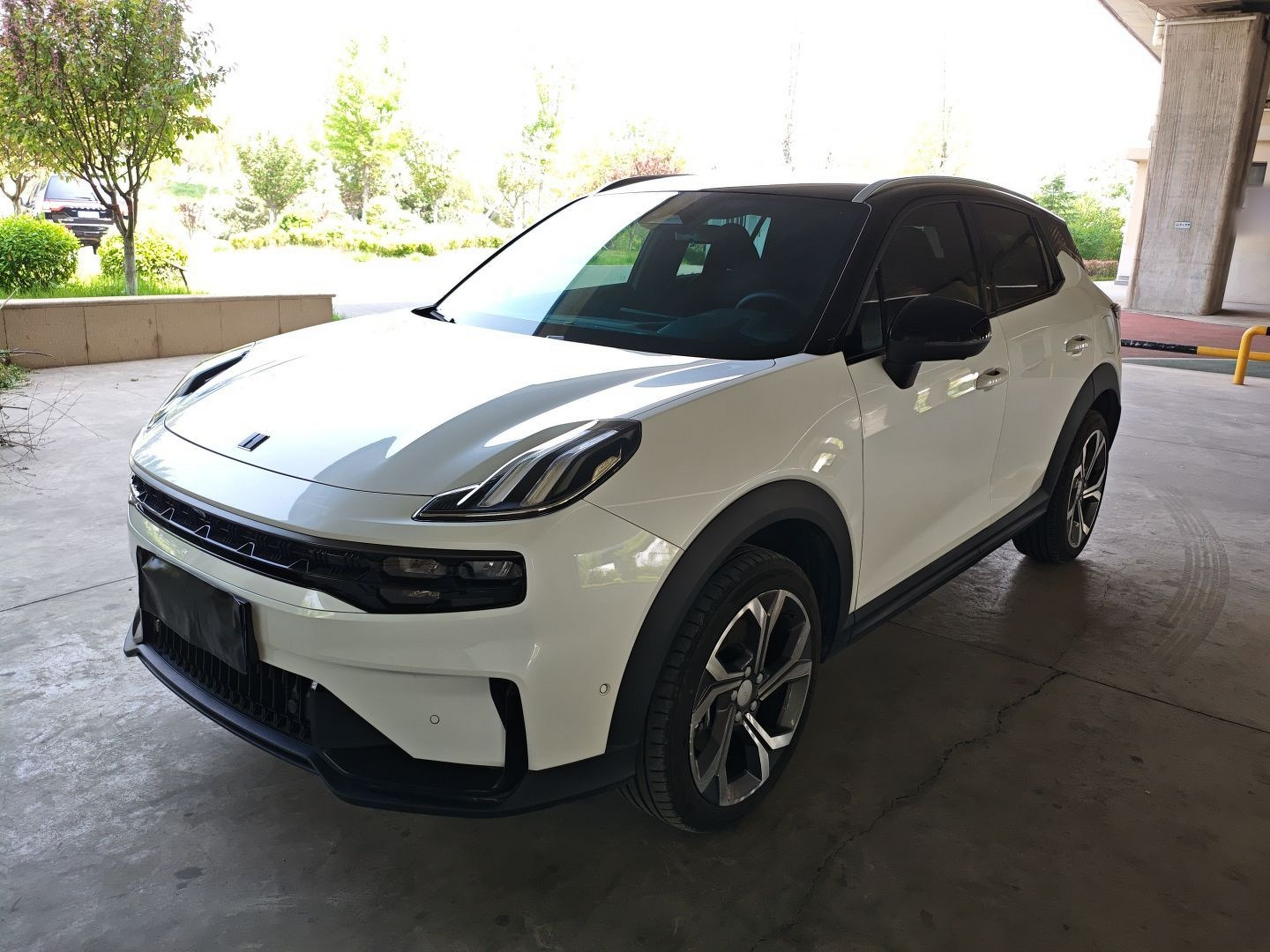 Под передней частью автомобиля