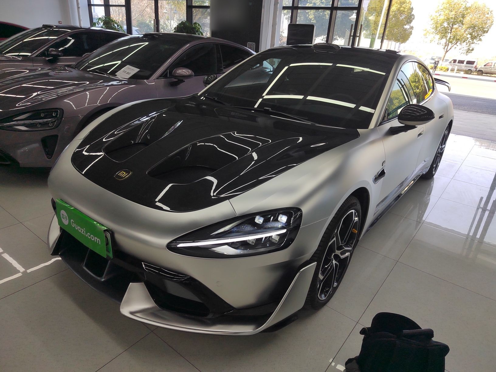 تحت مقدمة السيارة