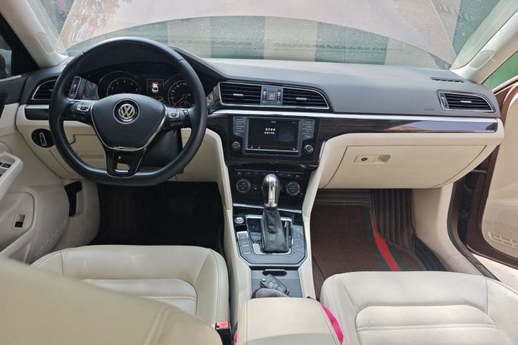 Used Volkswagen Lamando 2015 330TSI DSG Luxury Edition Center Console