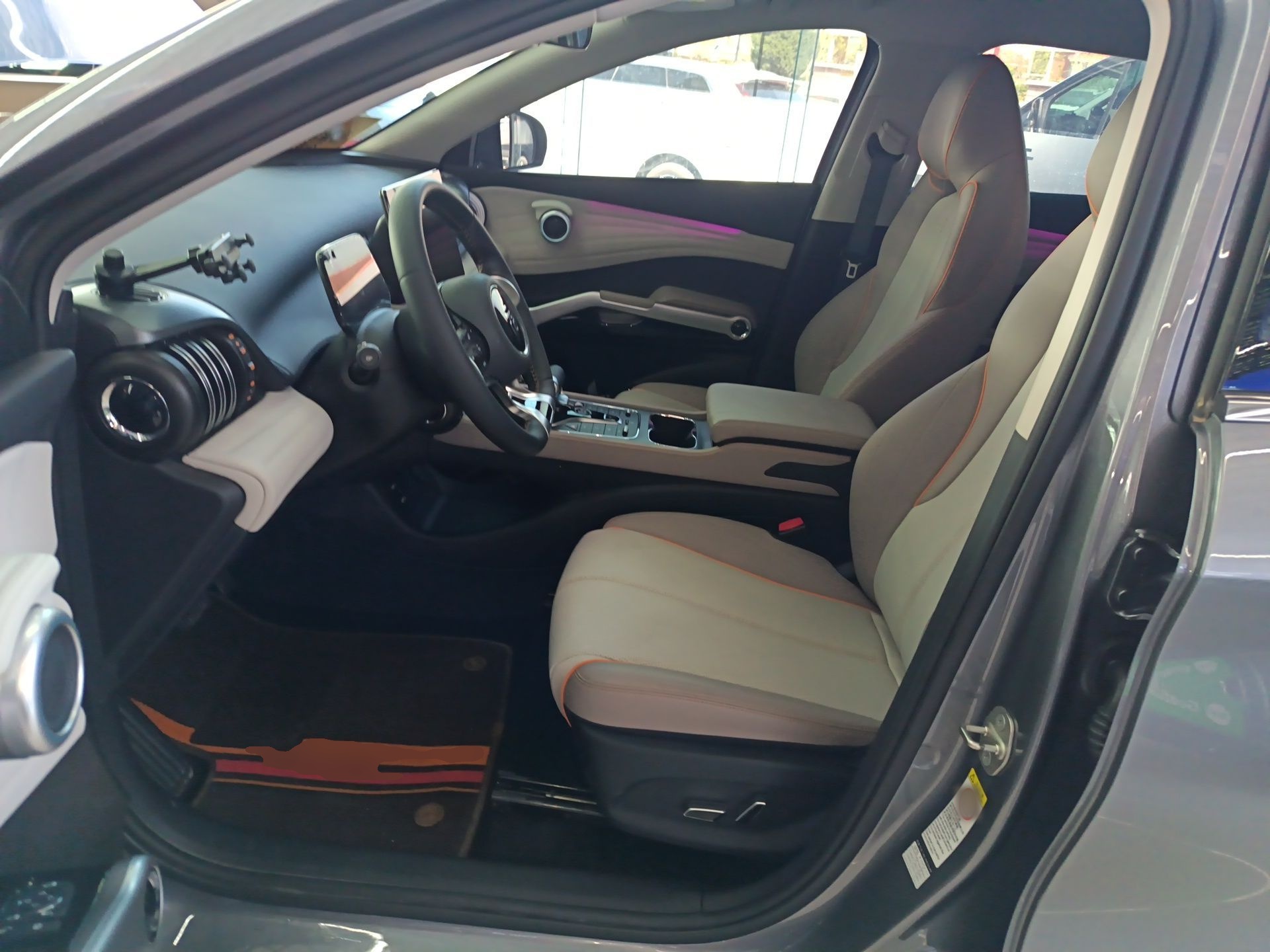 Переднее сиденье в автомобиле