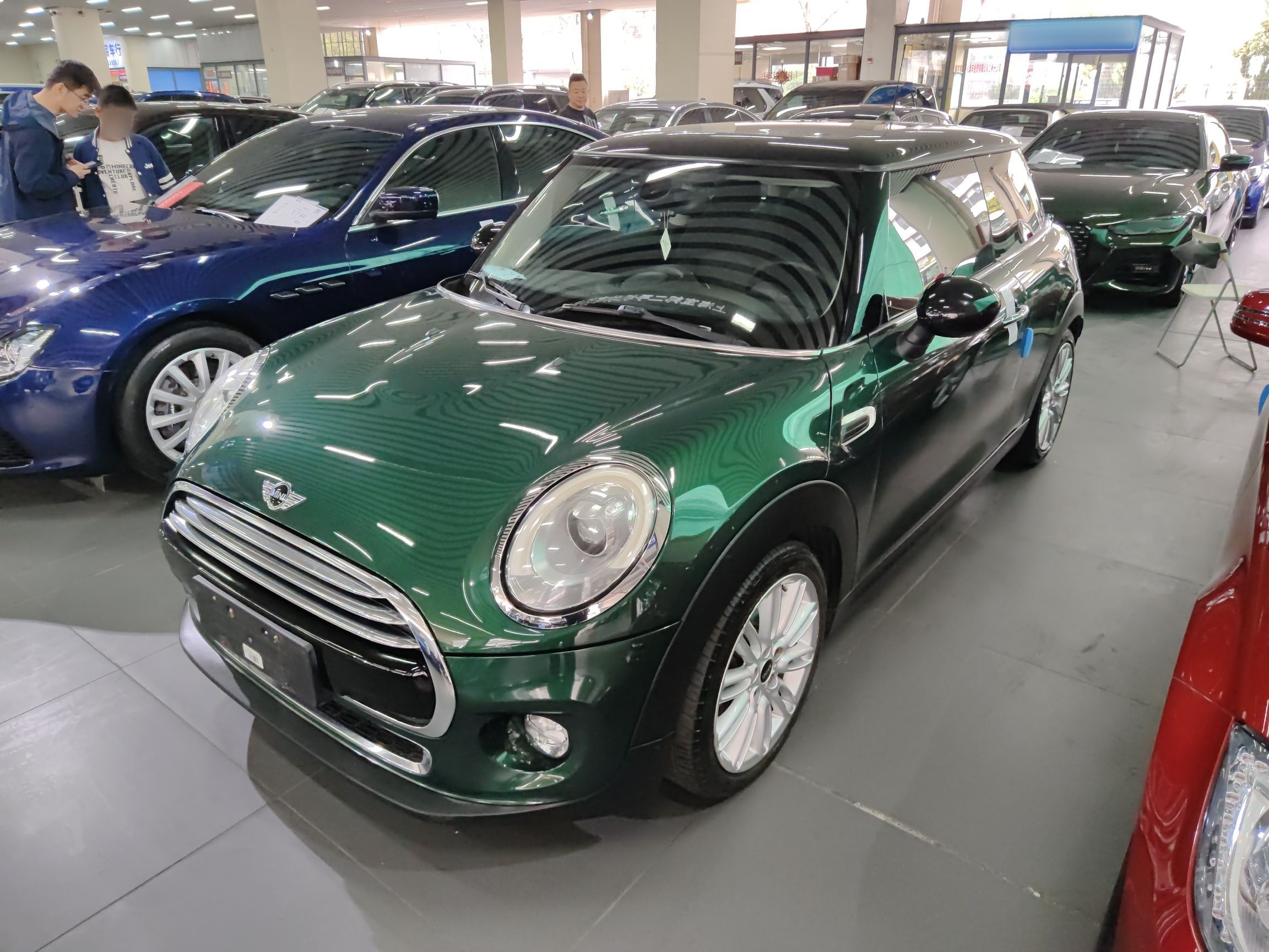 تحت مقدمة السيارة