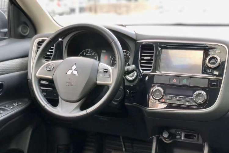 Used Mitsubishi Outlander 2014 2.4L 4x4 Deluxe Value Edition 5 Seats

