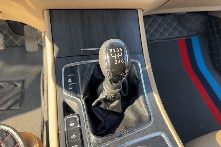 Used Baojun 730 2017 1.5T Manual Prestige Version 7 Seats Gear Lever