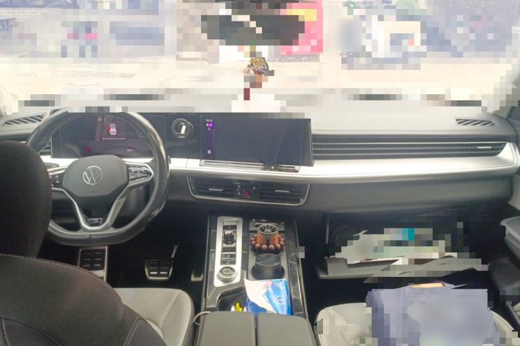 Used Volkswagen Tavendor 2024 380TSI All-Wheel-Drive R-Line Cruise Premium Edition Center Console