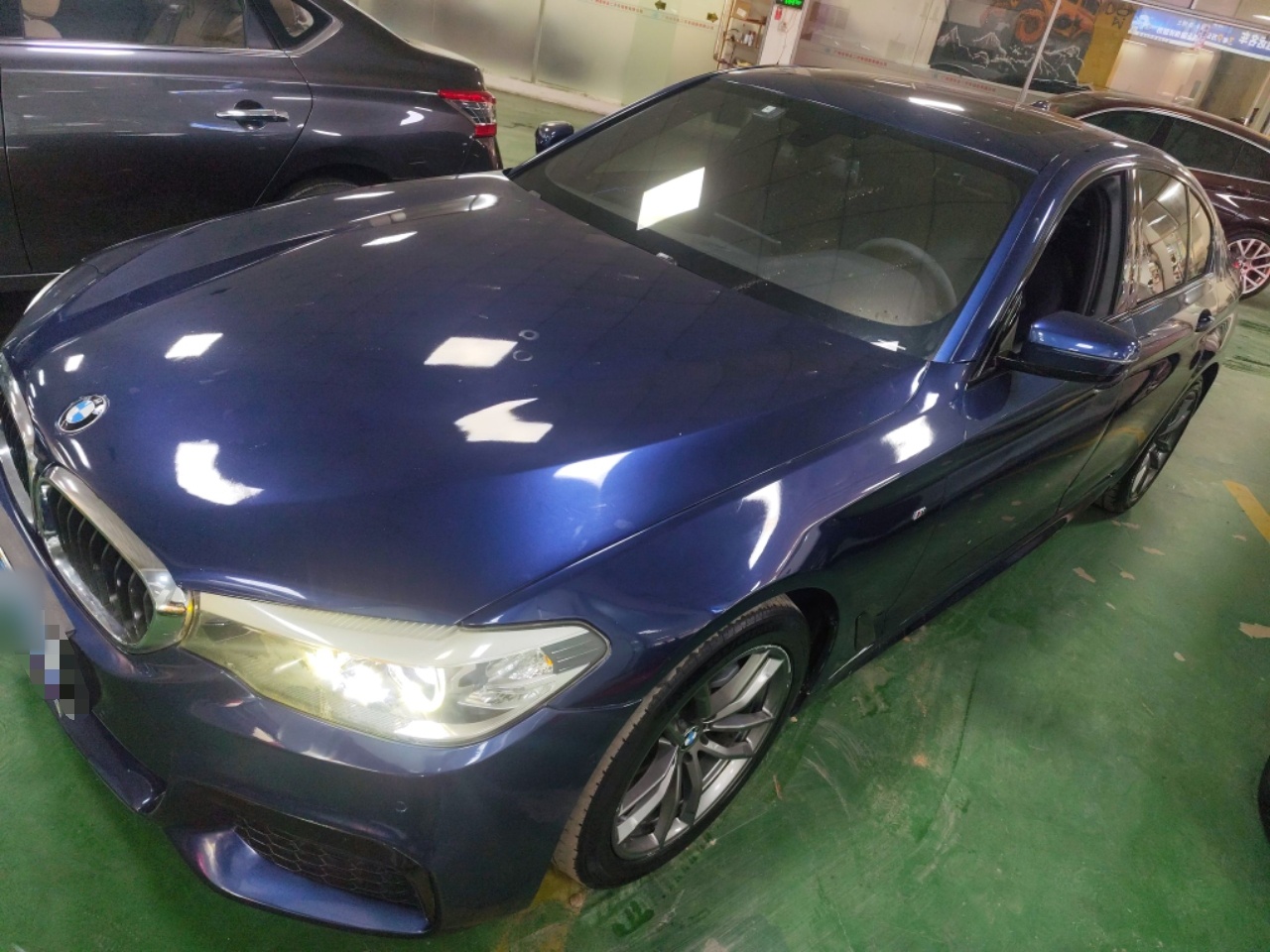 Под передней частью автомобиля