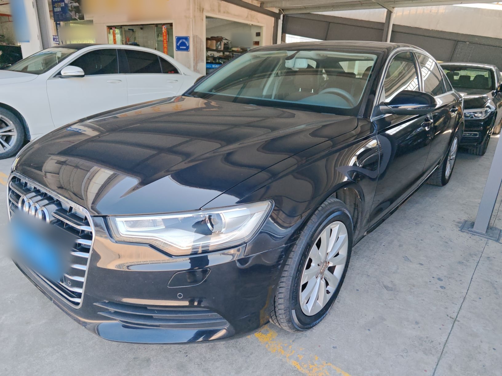 تحت مقدمة السيارة