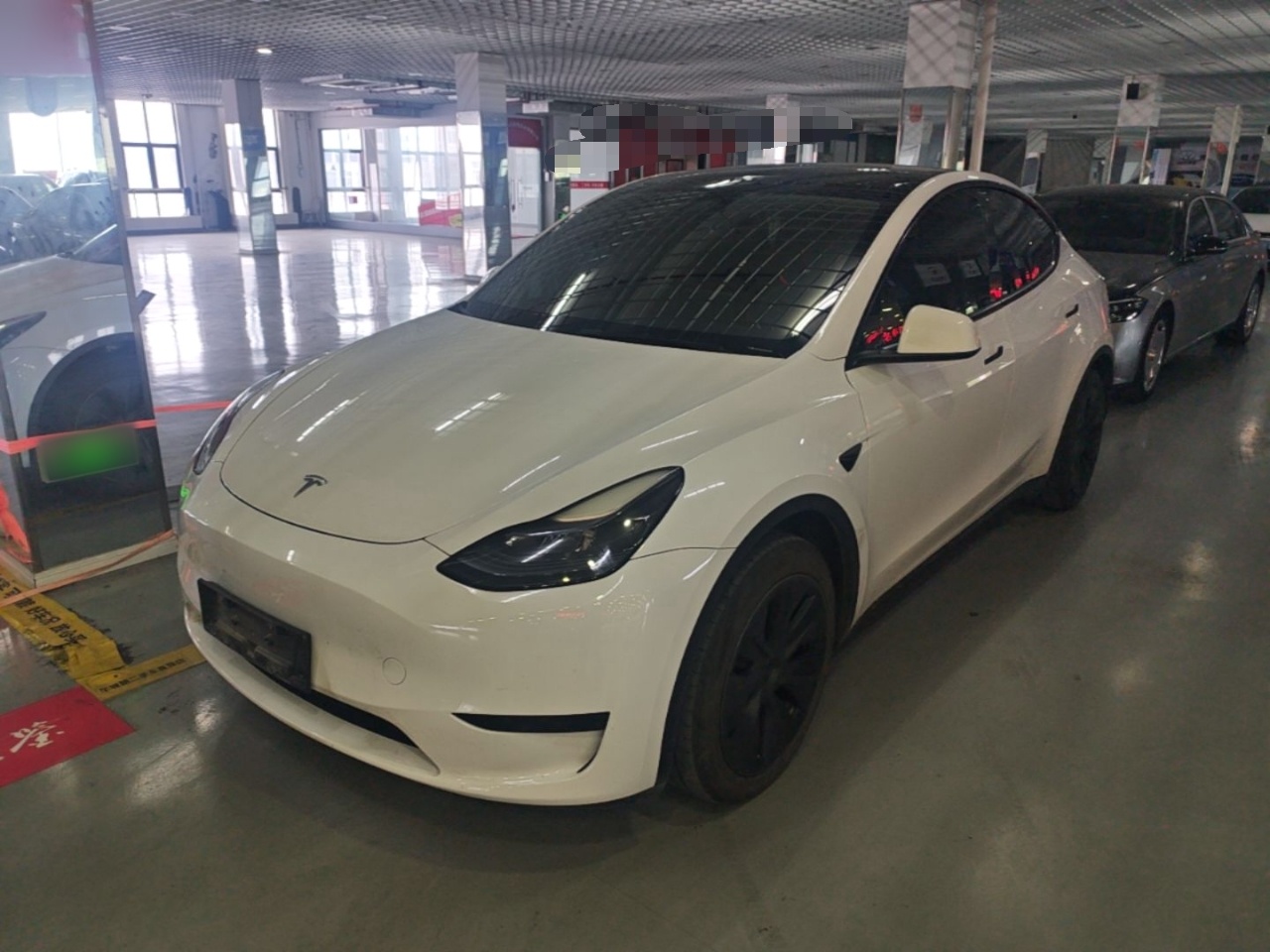 Под передней частью автомобиля