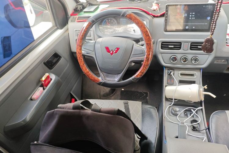 Used Wuling Yangguang 2024 300KM Comfort Version Passenger Van 75kW
