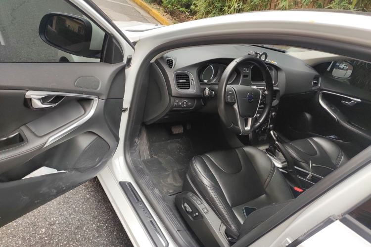 Used Volvo V40 2016 T3 Zhiyi Edition
