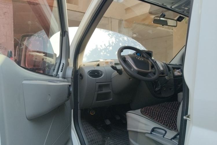 Used SAIC MAXUS Xintu V80 2016 2.5T Manual Aoyuntong National IV Short Wheelbase Mid-Roof 6-Seater