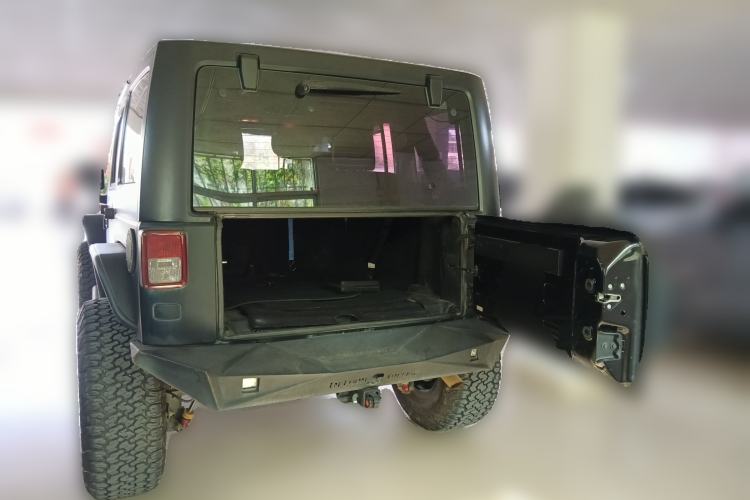 Used Jeep Wrangler 2015 3.0L Sahara Four-Door Edition Trunk