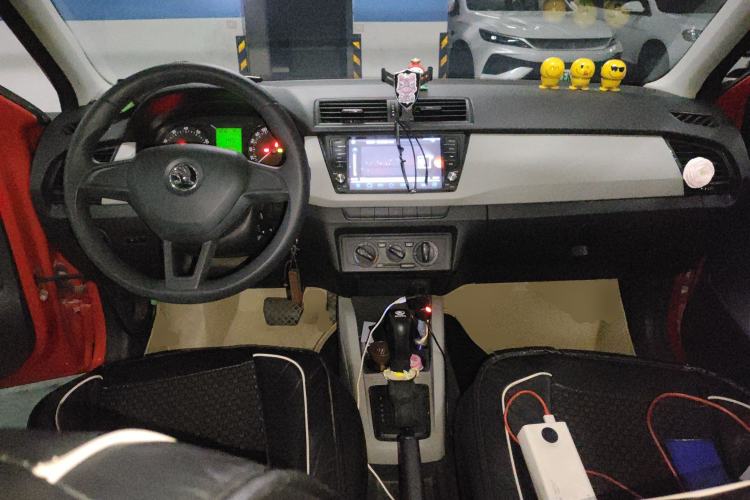 Used Skoda Fabia 2015 1.4L Automatic Front-Drive Model Center Console