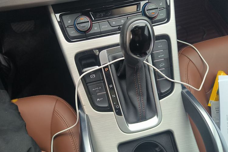 Used Geely Auto Emgrand X7 Sport 2018 1.8TD Automatic Two-Wheel Drive ZhiZun Model with 4G Connectivity