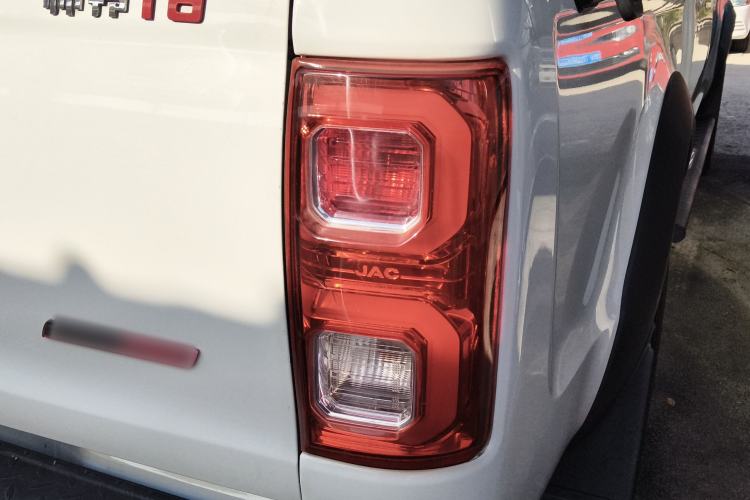 Used JAC T8 2020 2.0T Diesel Two-Wheel Drive Business-Grade Big Double Cabin HFC4DB2-2E
