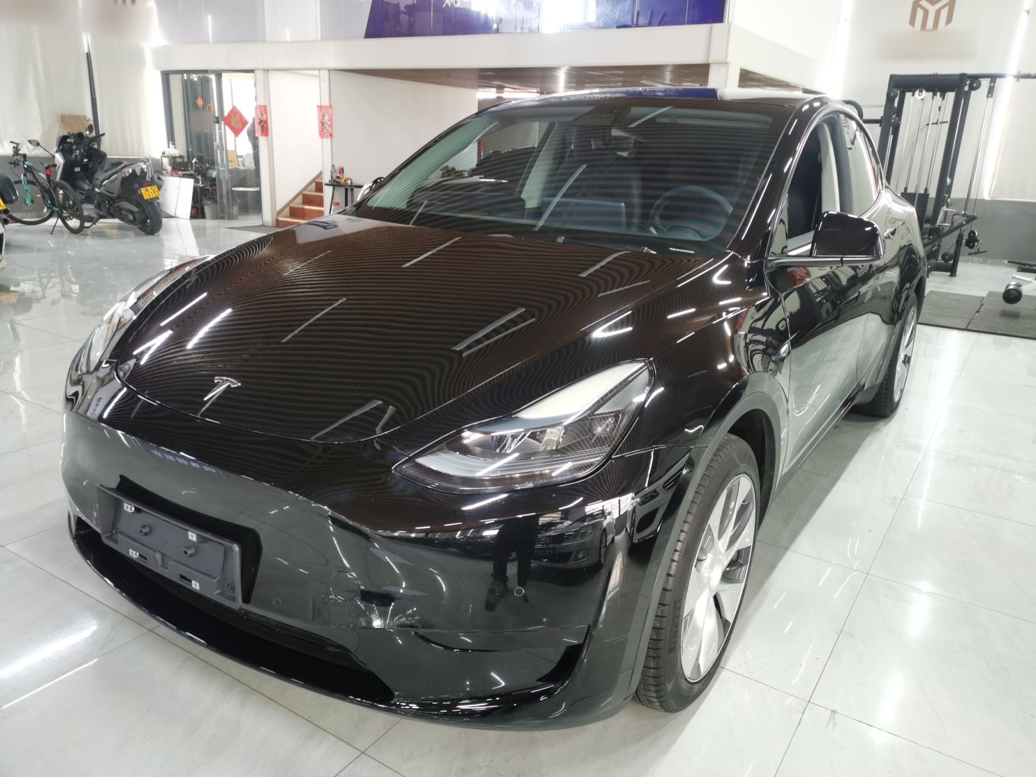 Под передней частью автомобиля