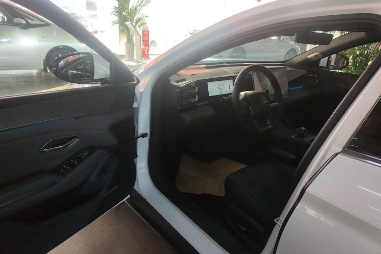 Used BYD Qin L 2025 DM-i Smart Drive 120KM Excellence Model
