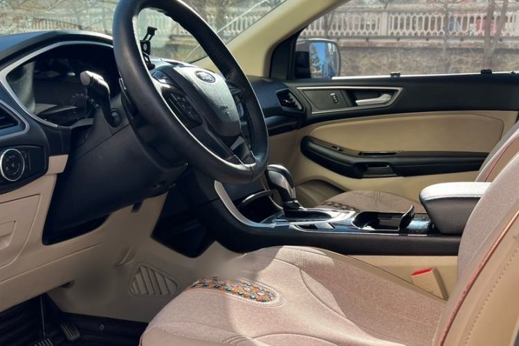 Used Ford Edge 2016 EcoBoost 245 Two-Wheel-Drive Titanium 5-Seater Interior 2