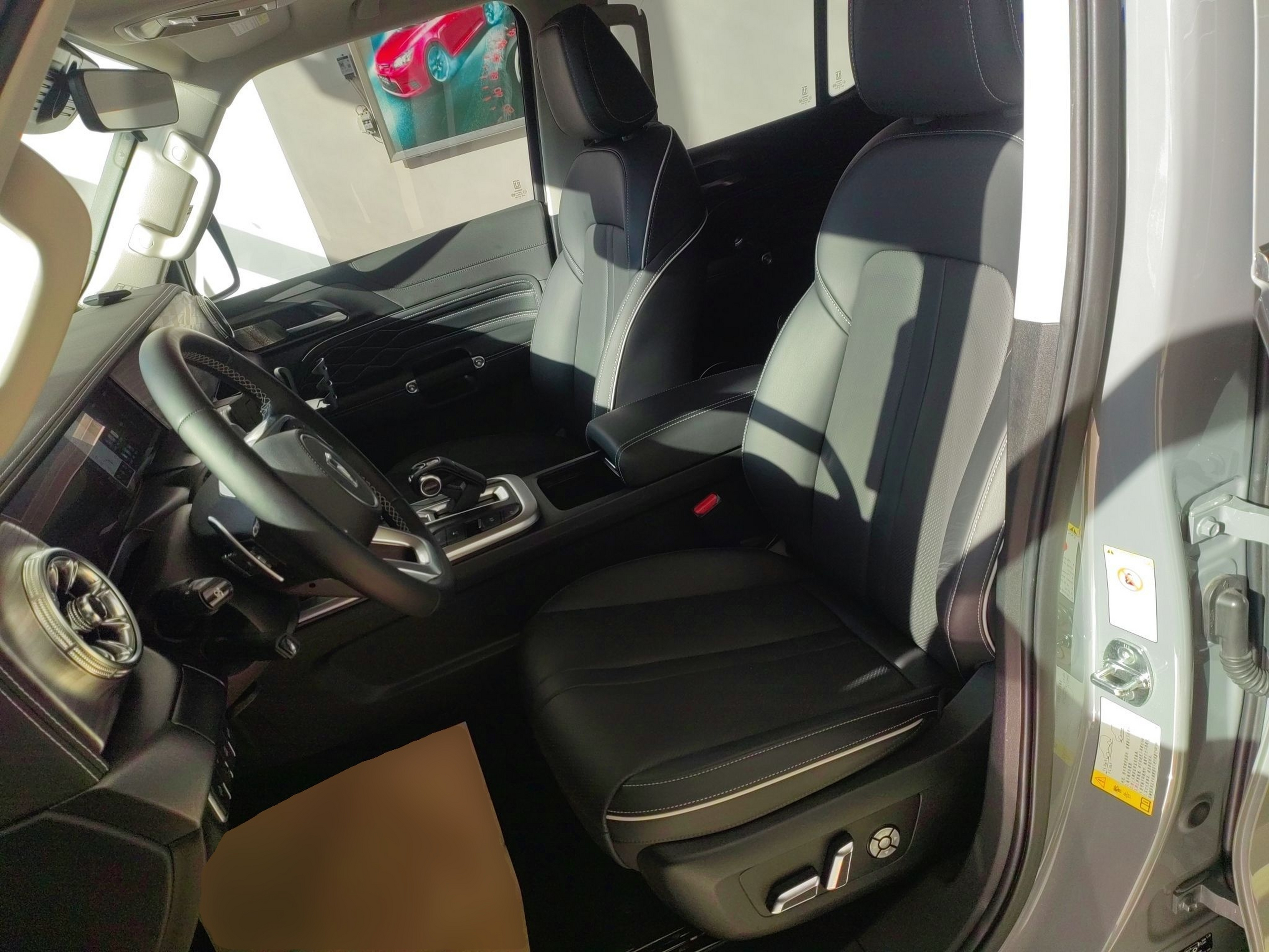 المقاعد الأمامية داخل السيارة