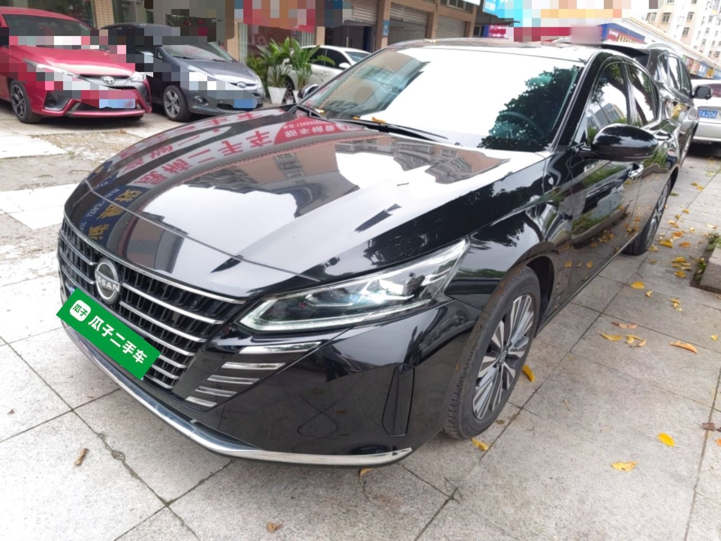 تحت مقدمة السيارة