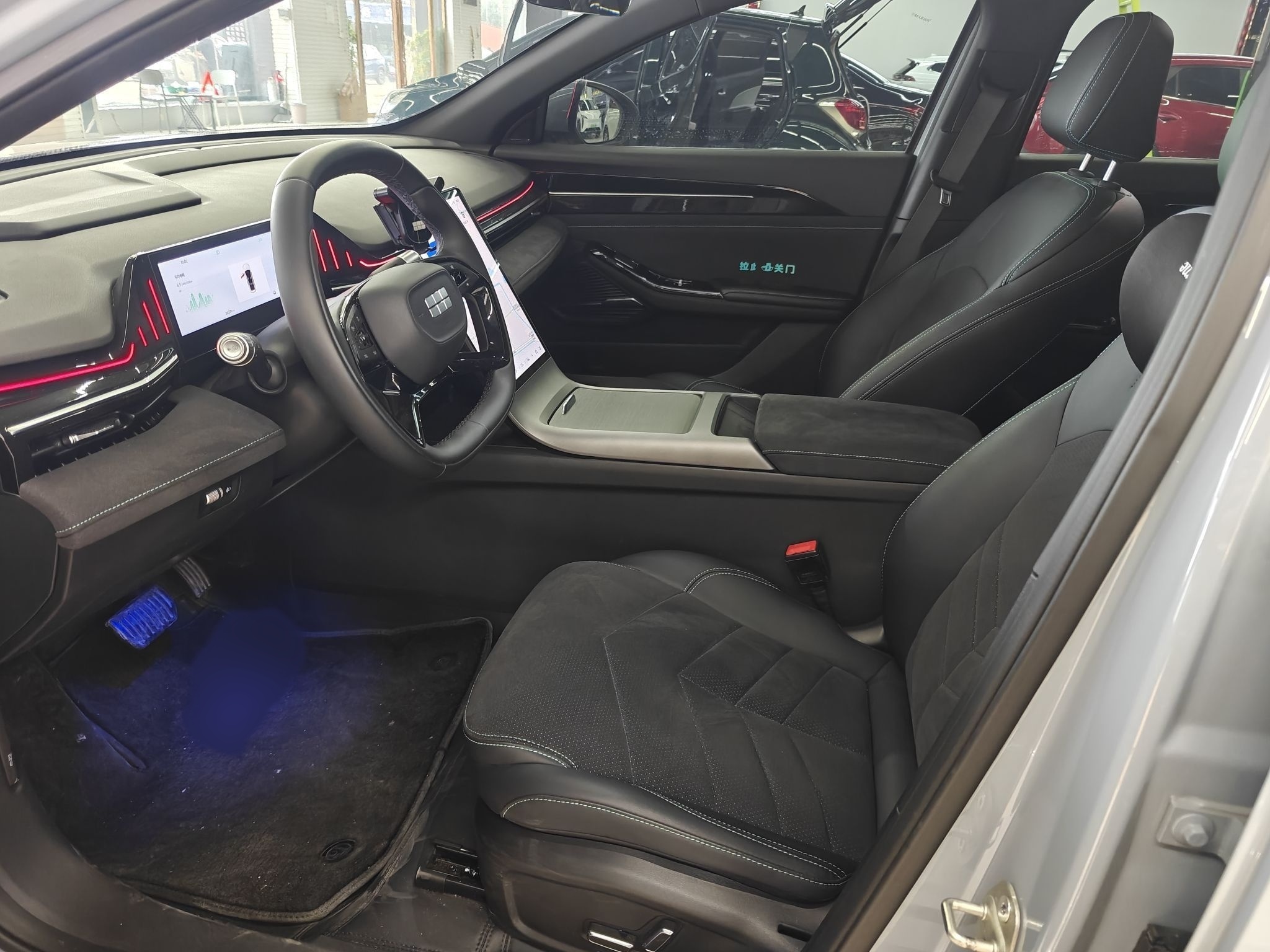 المقاعد الأمامية داخل السيارة