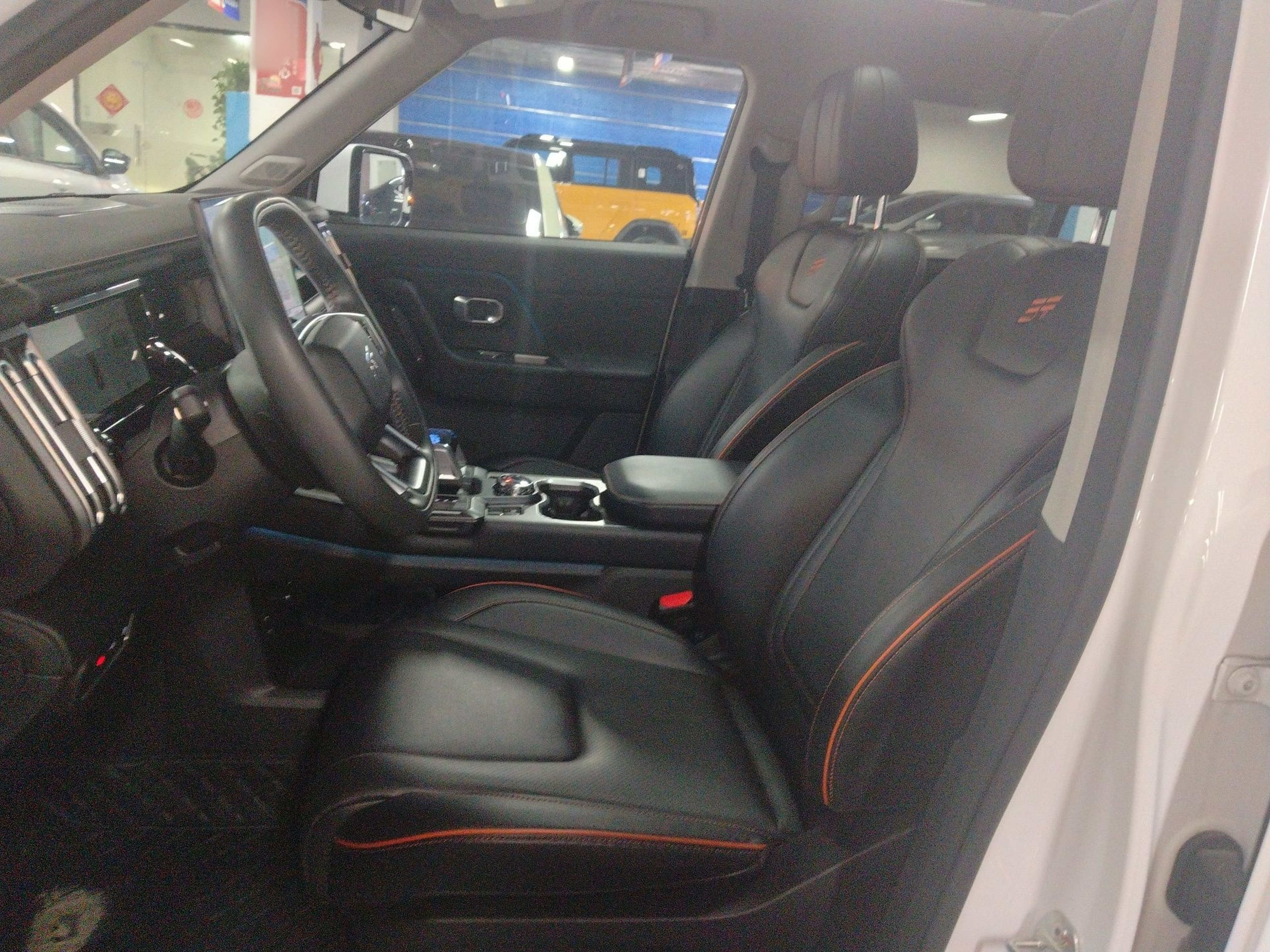 المقاعد الأمامية داخل السيارة