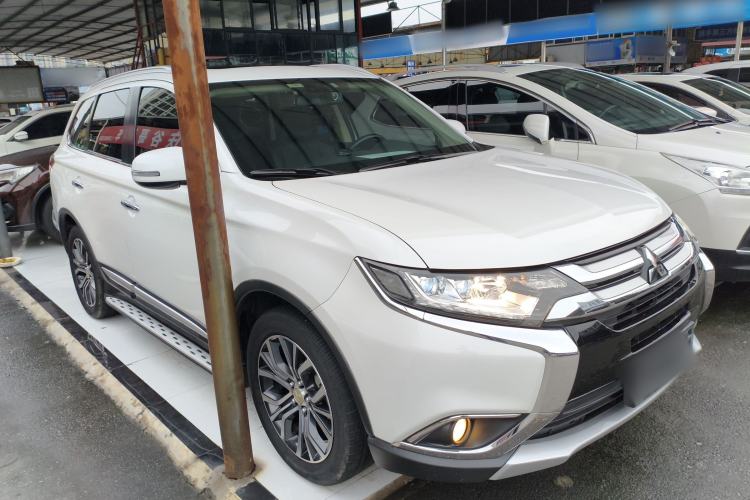 Used Mitsubishi Outlander 2018 2.4L 4x4 Elite Edition 5 Seats Front Right 45 Deg