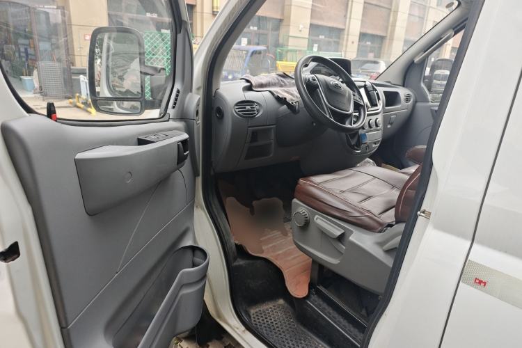 Used SAIC MAXUS Xintu V80 2021 2.0T Manual Classic City Delivery King Short Wheelbase Mid-Roof Design 3 Seats
