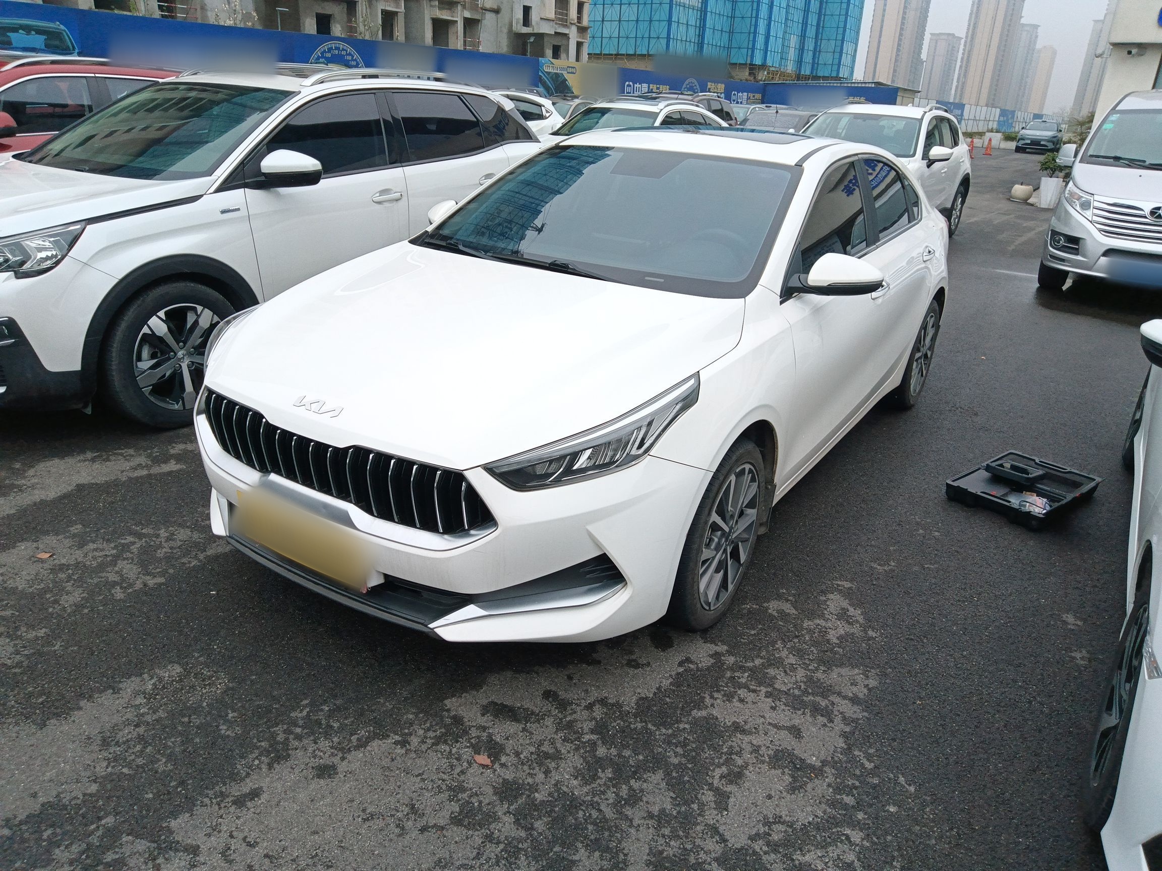 Под передней частью автомобиля