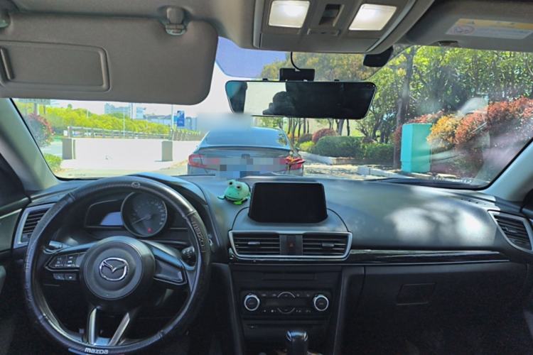 Used Mazda 3 Axela 2017 Sedan 1.5L Automatic Luxury Model China VI Standard Center Console