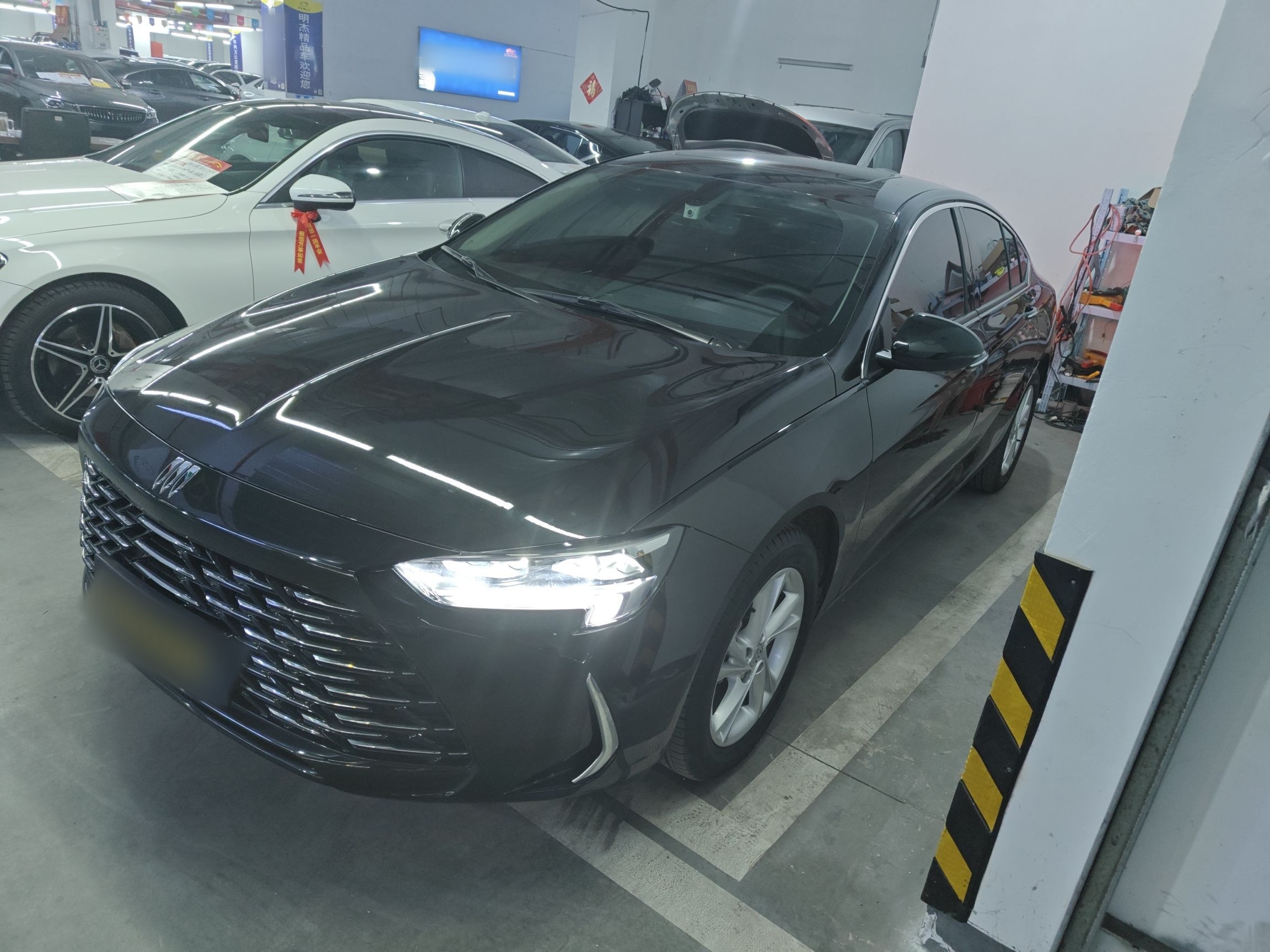 Под передней частью автомобиля