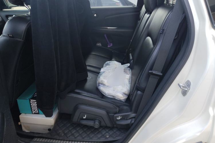 Used Dodge Journey 2013 2.4L Two-Wheel Drive Luxury Version Left Rear Seat