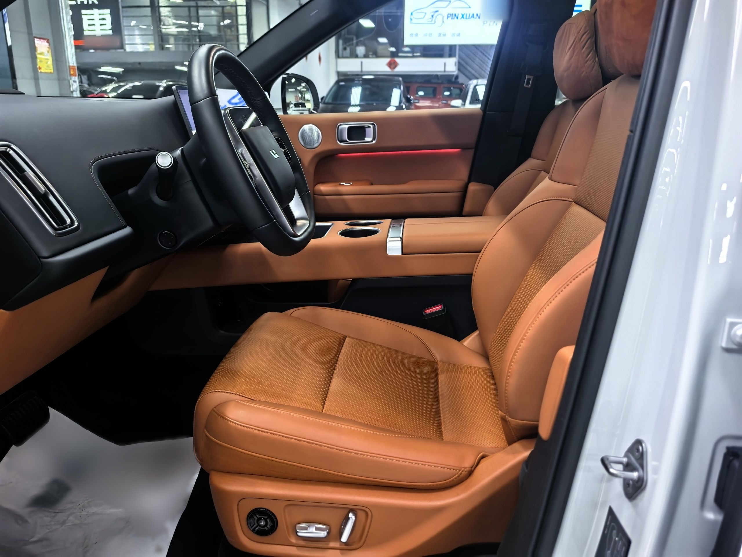 المقاعد الأمامية داخل السيارة