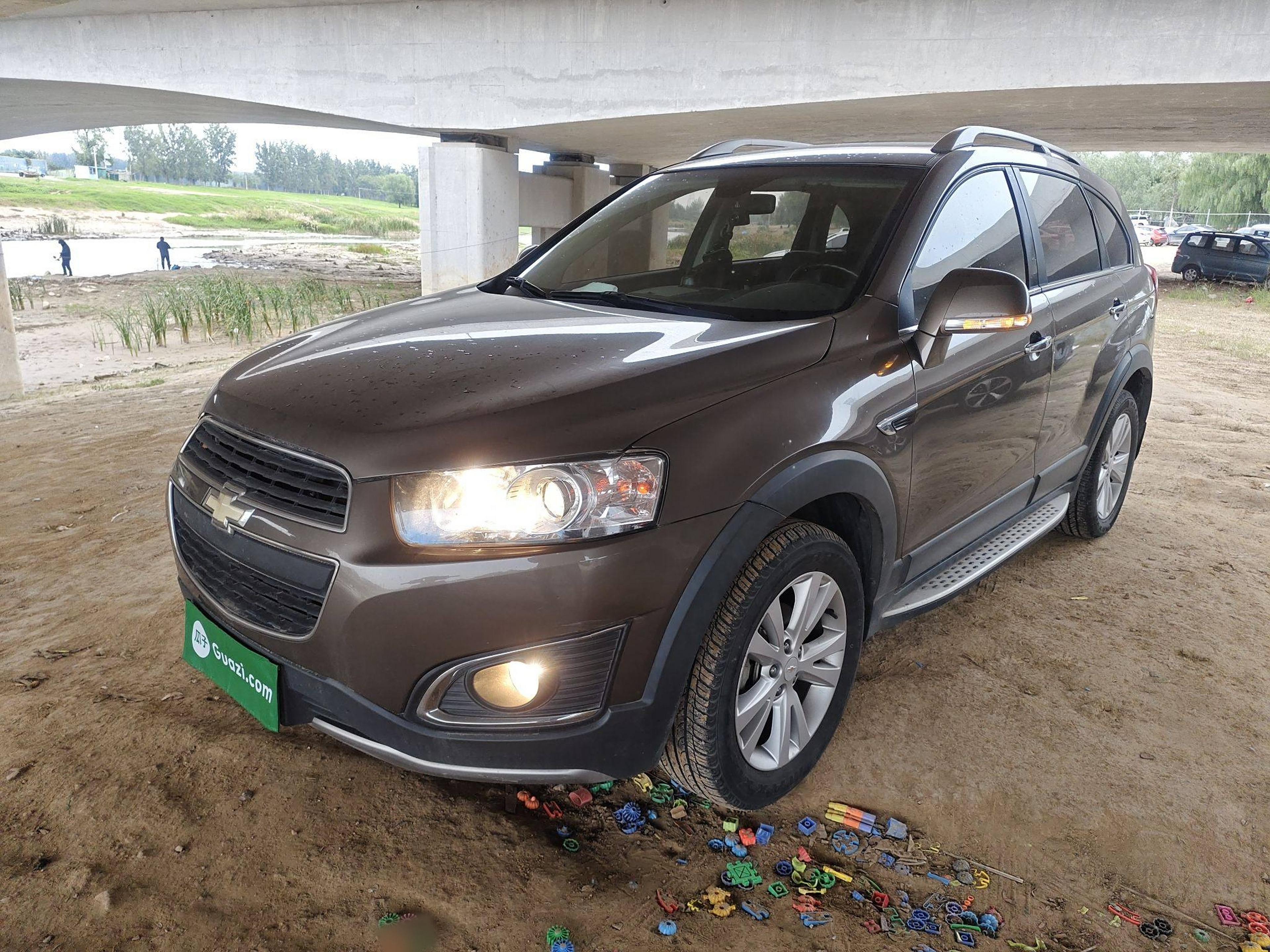 Под передней частью автомобиля