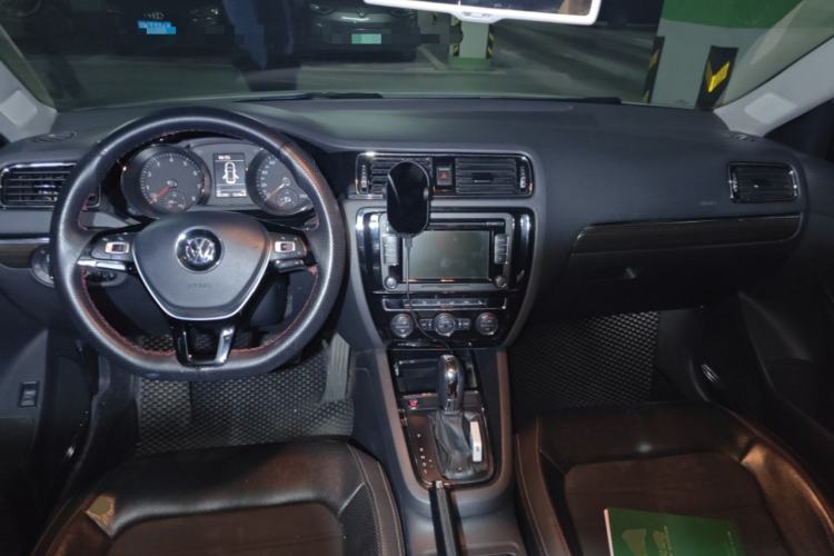 Used Volkswagen Sagitar 2015 230TSI Automatic Luxury Model Center Console