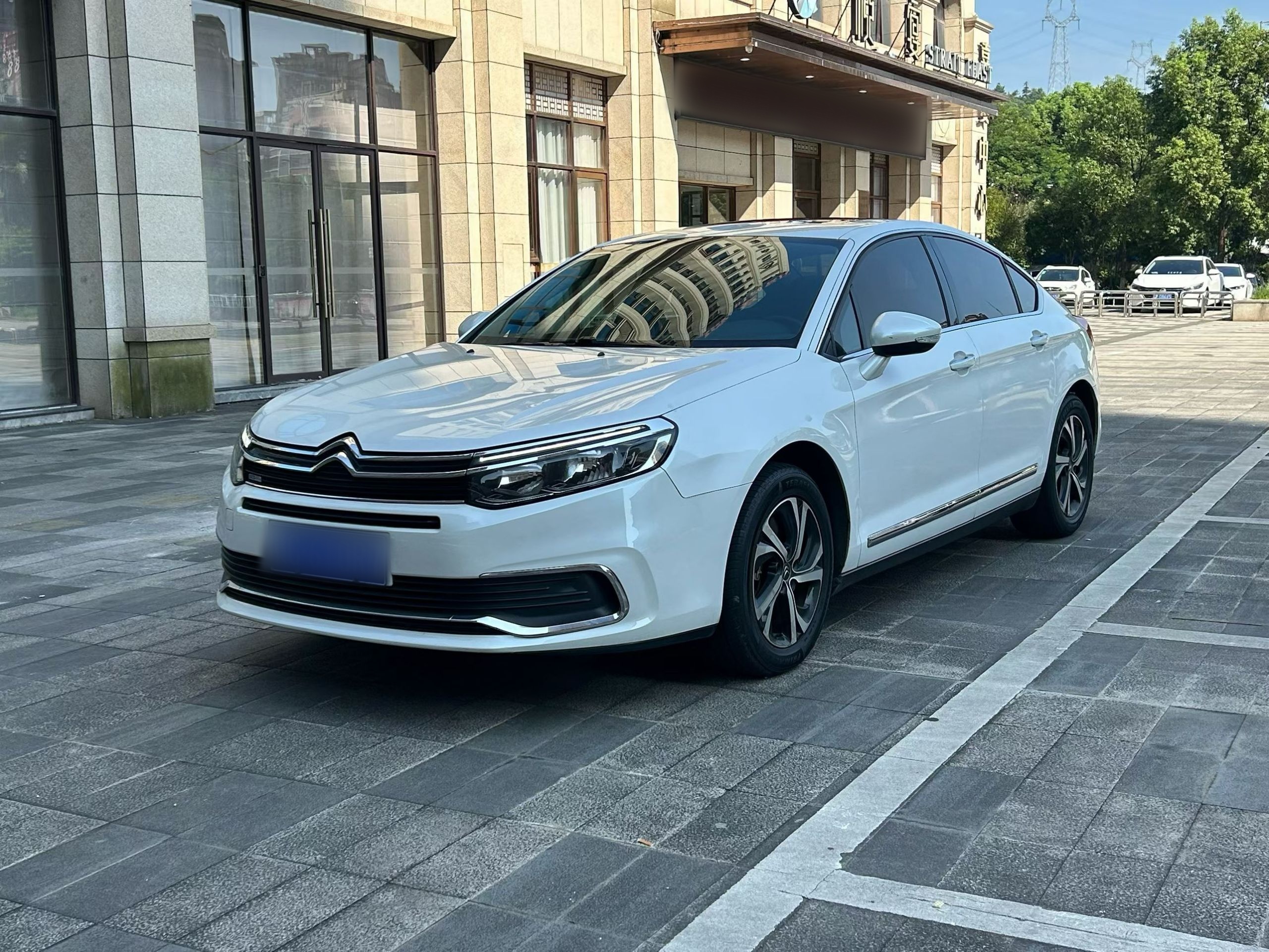Unter der Vorderseite des Autos