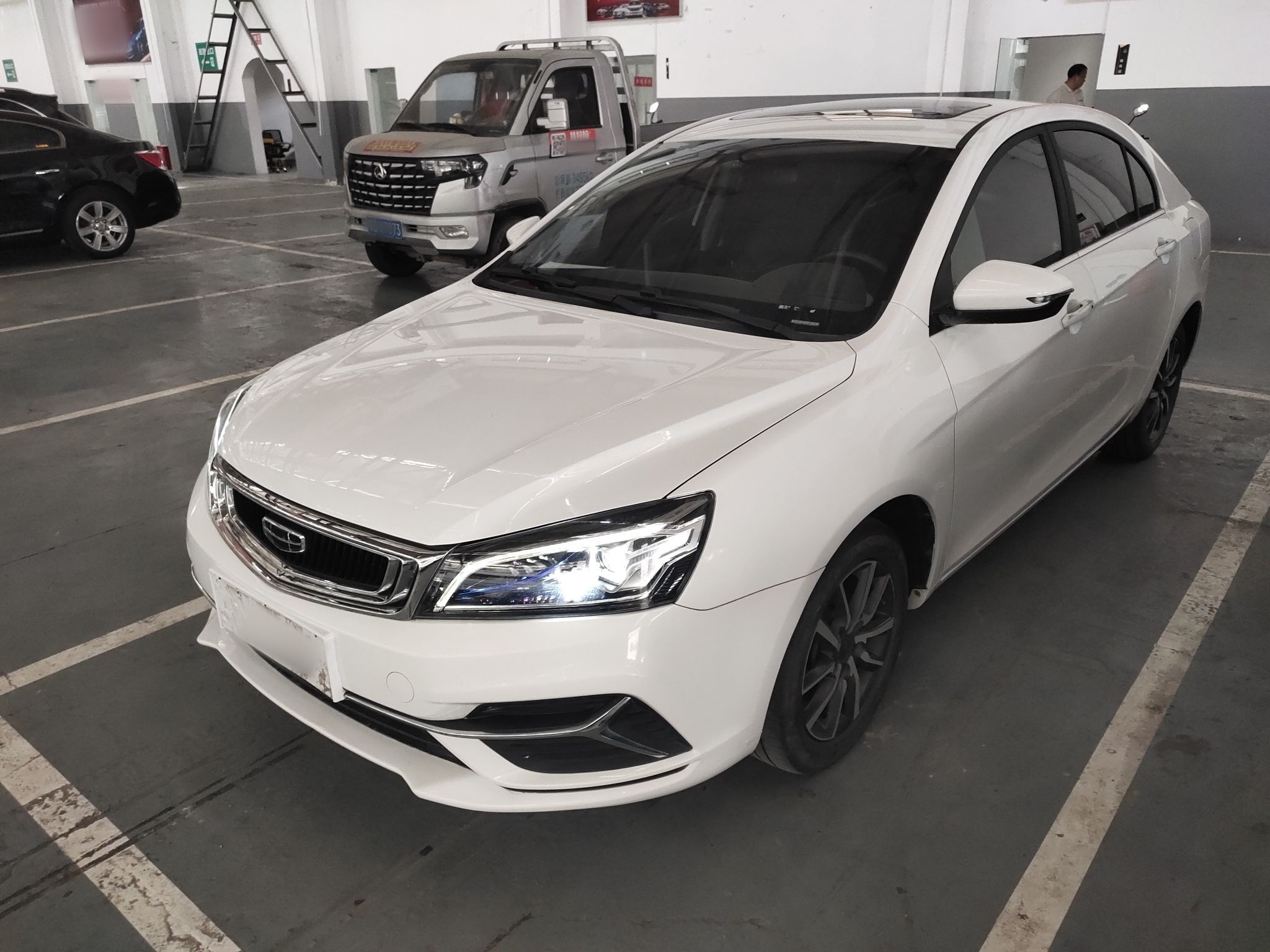 تحت مقدمة السيارة