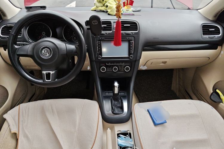 Used Volkswagen Golf 2012 1.6L Automatic Comfort Model Center Console