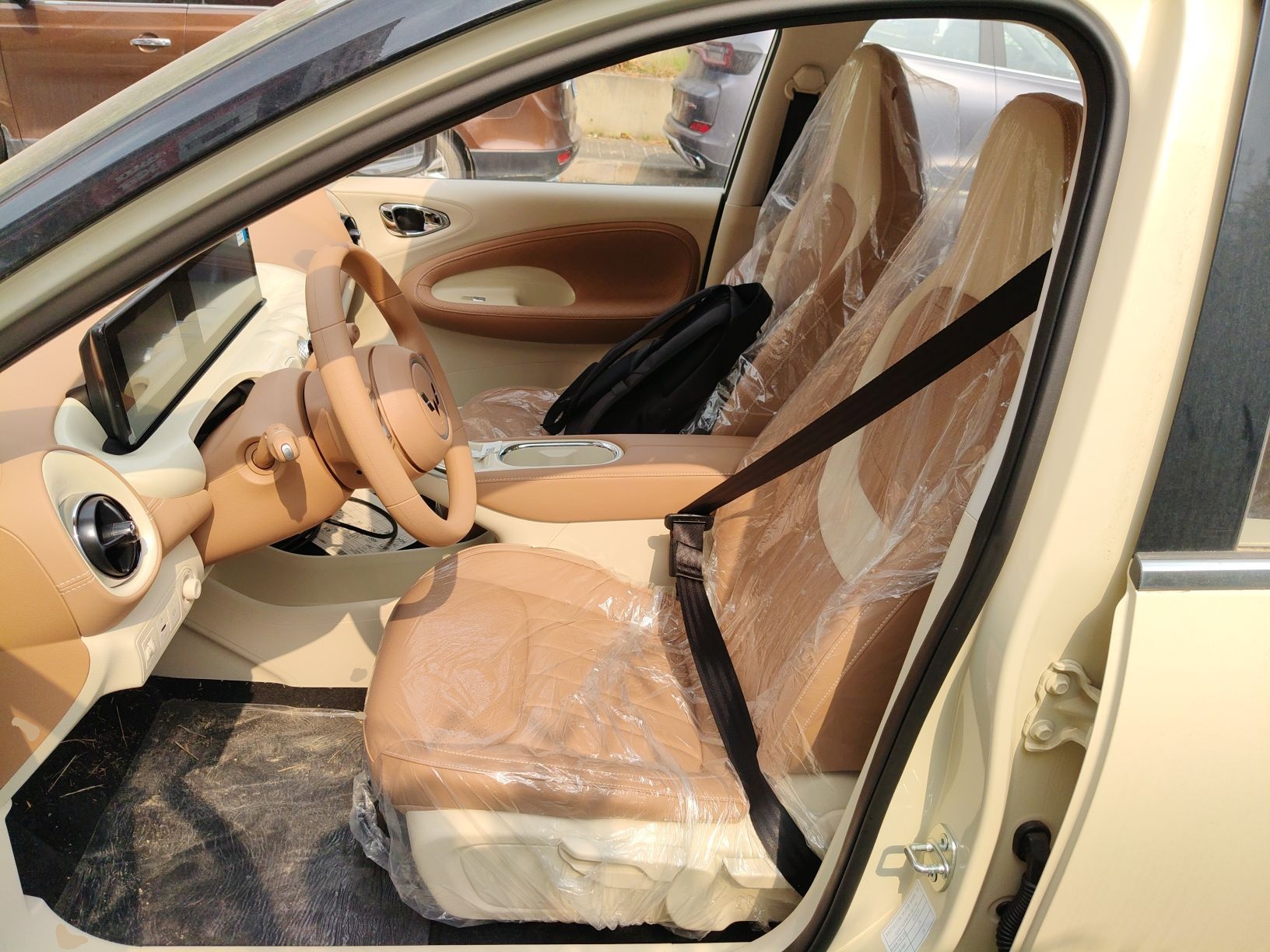 المقاعد الأمامية داخل السيارة