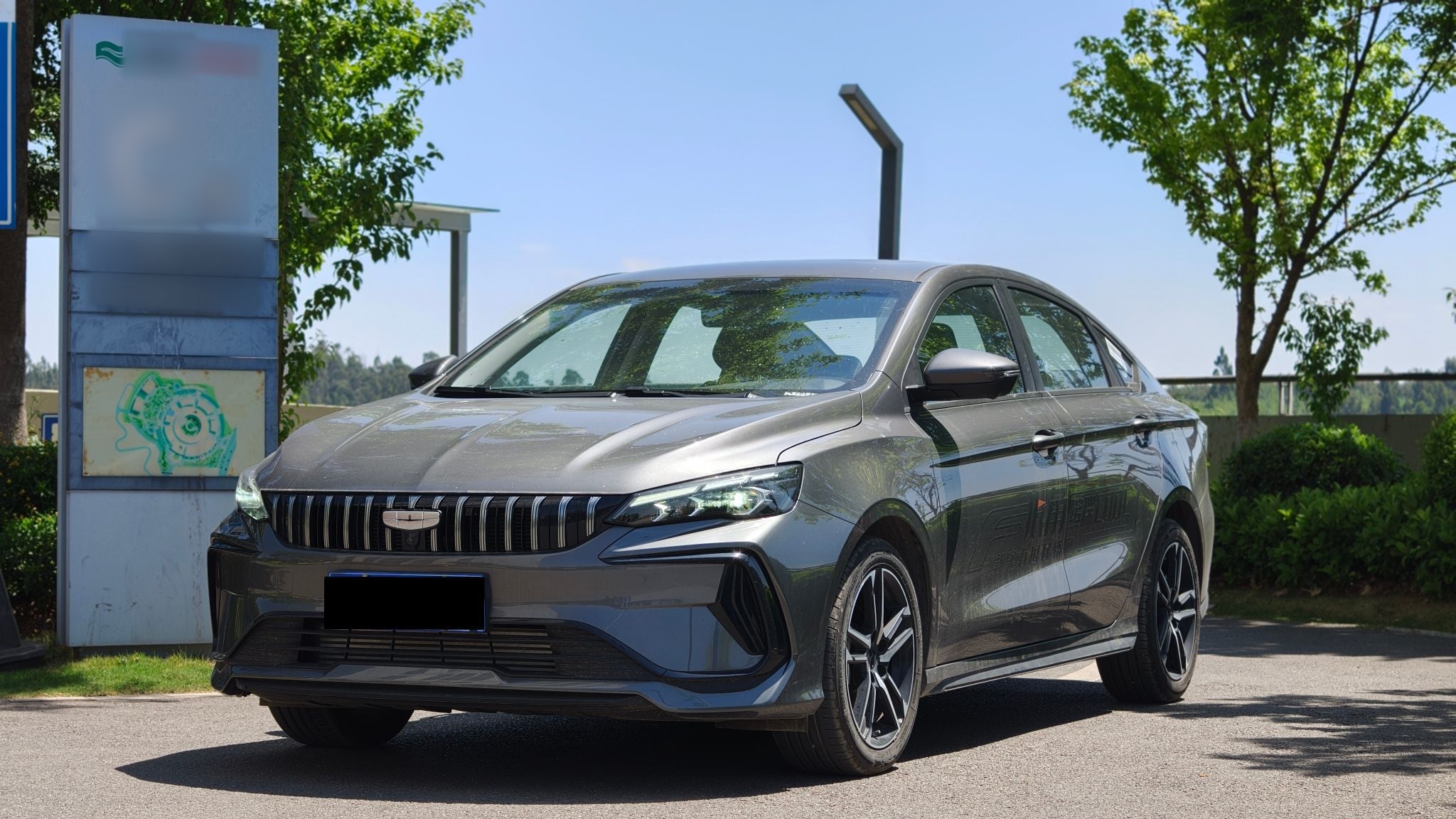 Под передней частью автомобиля