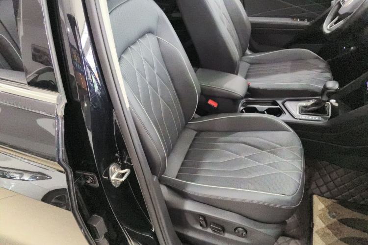 Used Volkswagen Tiguan L 2023 330TSI Automatic Two-Wheel Drive R-Line Enjoyment Edition Right Front Seat