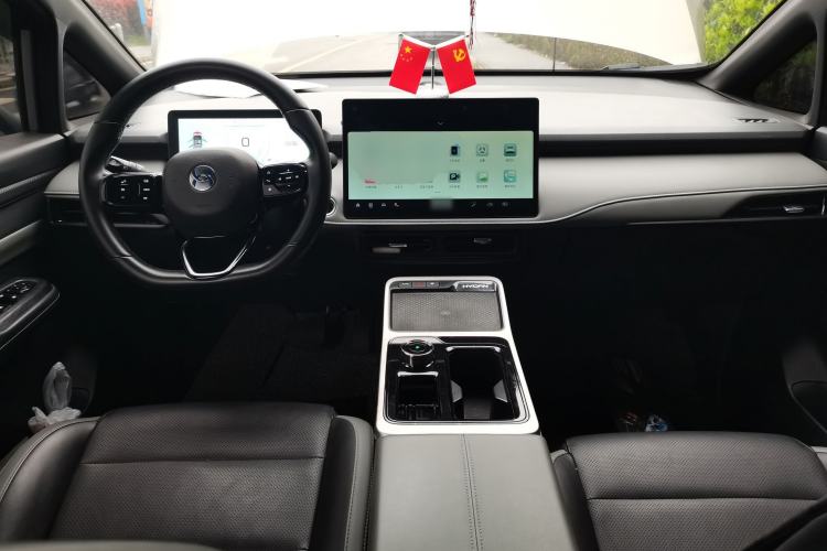 Used Hycan Z03 2022 510 km Range Trendy Cool Version 135 kW 64.23 kWh Center Console