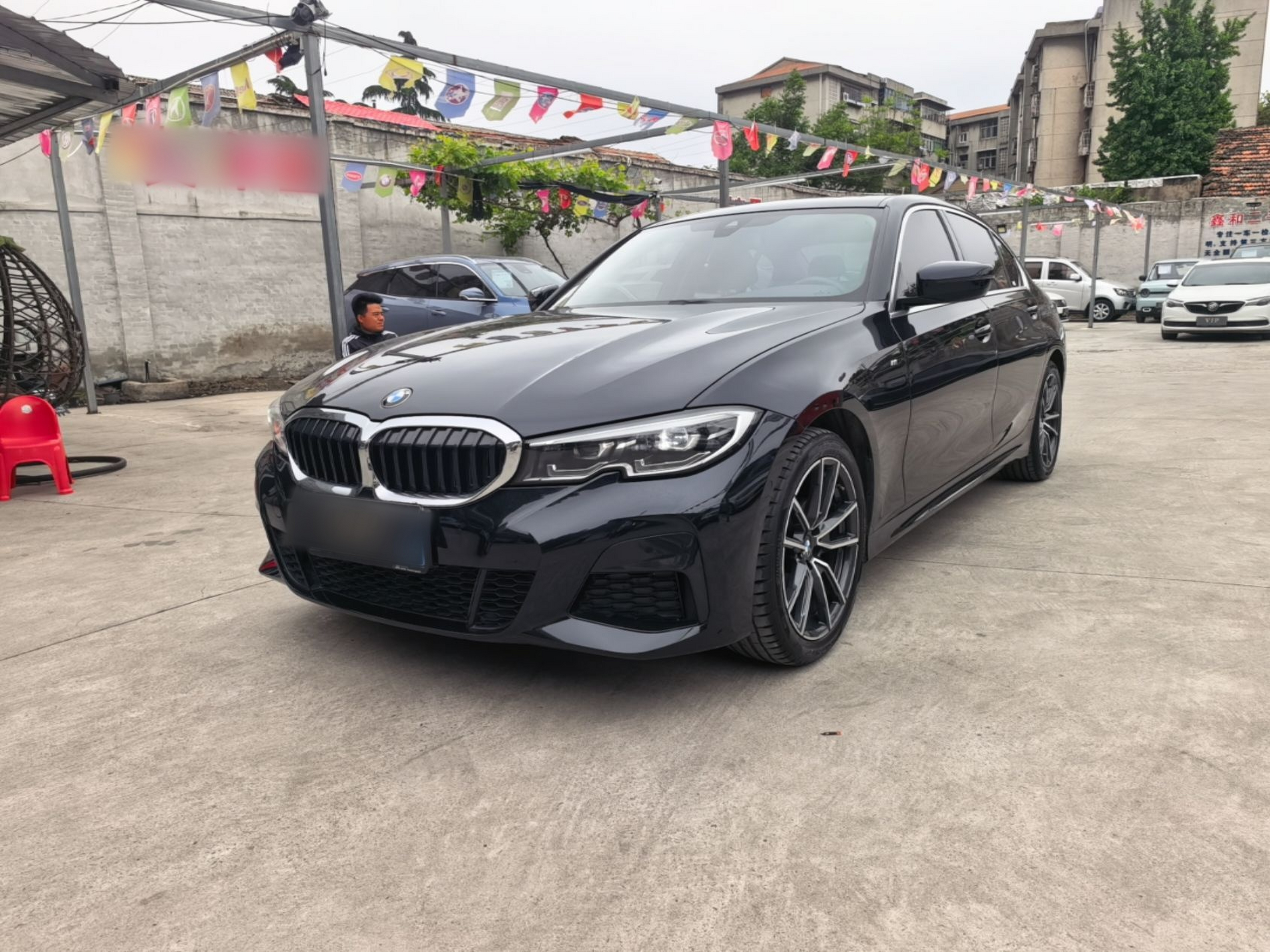 Под передней частью автомобиля